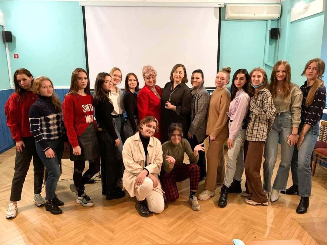 Студенты 1,2 и 4 курсов кафедры журналистики РГЭУ  и студенты-продюсеры 1,2 курса Ростовского филиала ВГИК 