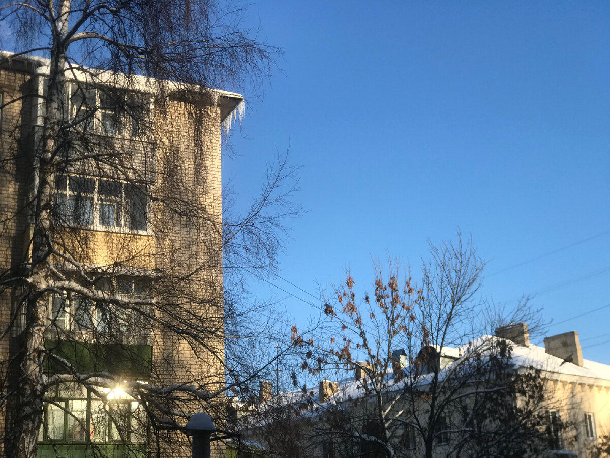 Удалось поймать лучик солнца в чудом балконе🙂