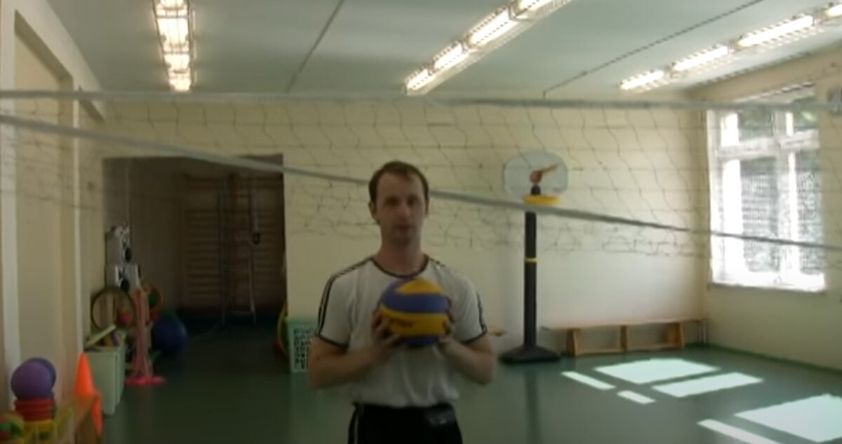 Высота сетки примерно 1 м 80 см.