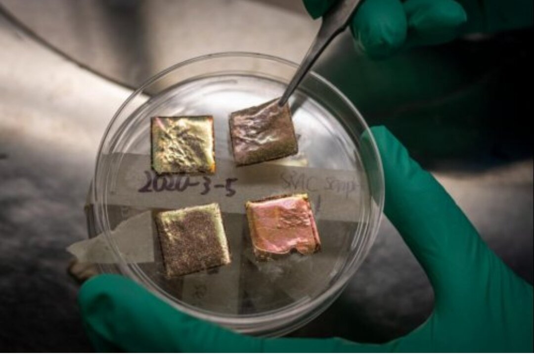 Образцы всесезонного покрытия для умной крыши, предназначенного для поддержания тепла в домах зимой и прохлады летом. Фото любезно предоставлено Junqiao Wu/Lawrence Berkeley National Laboratory