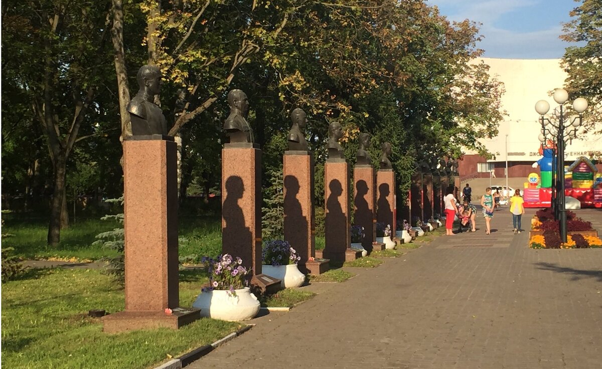 Аллеи белгорода. Аллея героев Валуйки. Аллея героев Белгород. Аллея героев Белгород парк Победы. Белгород аллея героев в парке Победы.