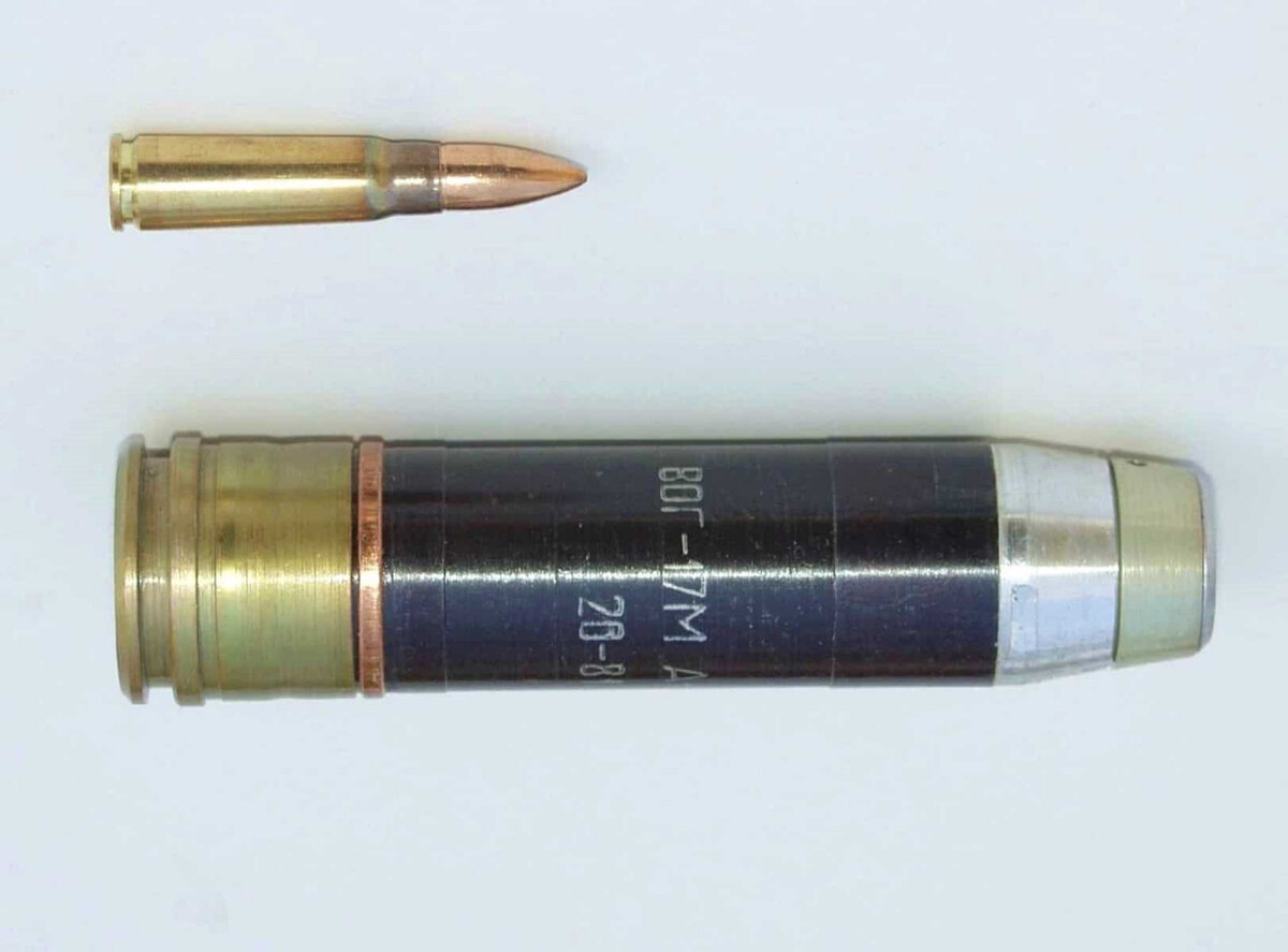 Граната ВОГ -17, длина – 11 см, диаметр 3 см, вес 280 грамм. Радиус сплошного поражения -7 метров, разлет осколков до 14 метров.