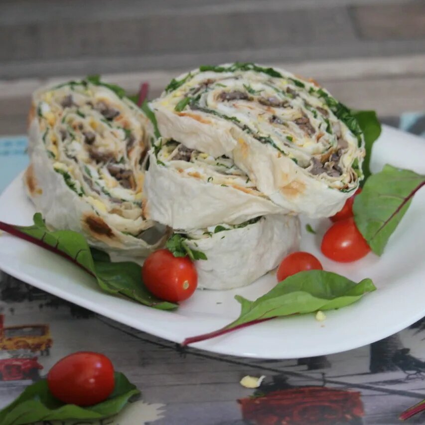 Рулет нужно приготовить заранее, так как его необходимо подержать в холодильнике, например, ночь для того, чтобы он хорошо пропитался, а утром можно подавать к кофе или чаю и наслаждаться его изысканным вкусом🧡