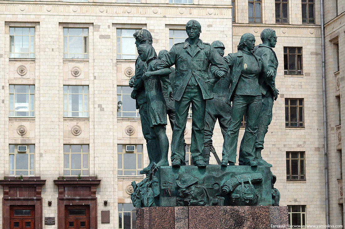 памятник ленину у театра оперы. памятник алёше пешкову. монументальная политика. монументальная политика.