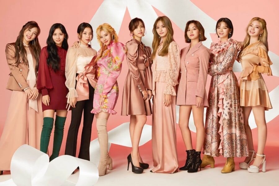 У TWICE очень много сасэн-фанатов, отчего участницы испытывают сильнейший стресс. Фото взято из интернета.