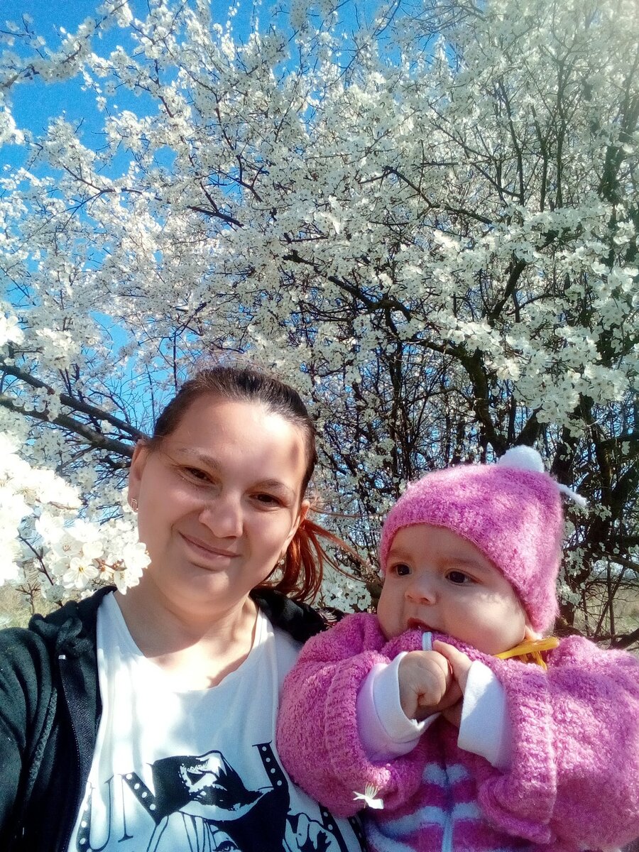 Я с дочкой. Ей здесь 4 месяца 