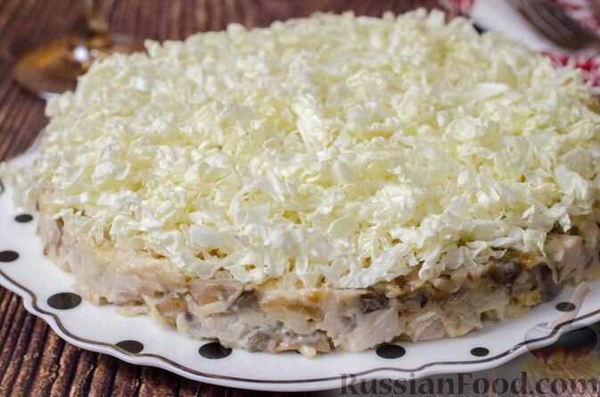 куриное филе, шампиньоны, лук репчатый, сыр твёрдый, капуста пекинская, чеснок, майонез, масло растительное, соль, перец чёрный молотый