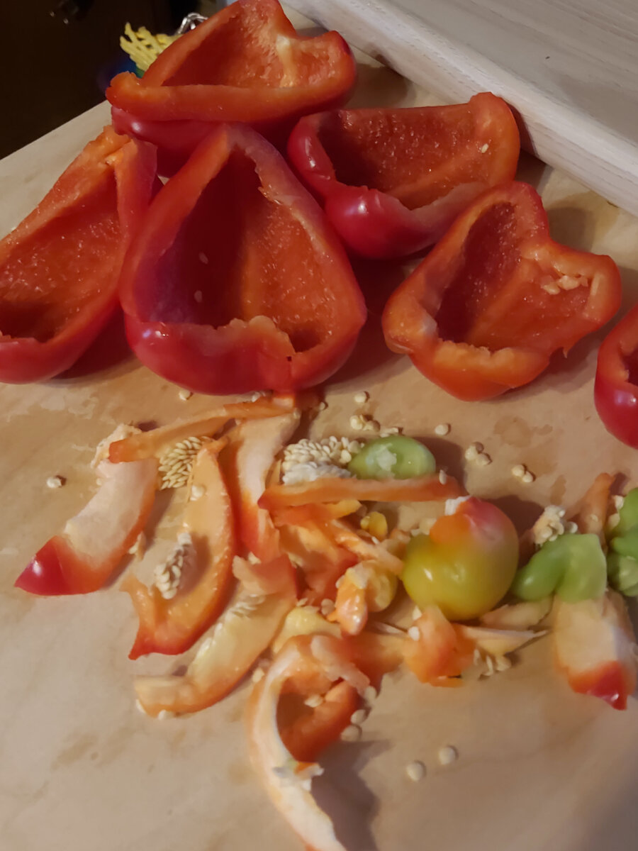 Первым делом взял два крупных красных болгарских перца. Естественно, удалил все перегородки и зерна.