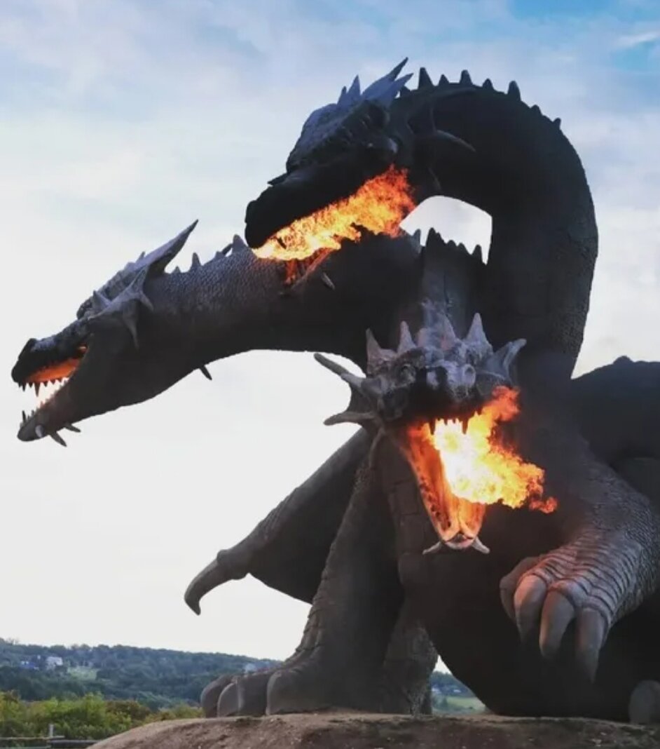 Покажи настоящих драконов. Кудыкина гора огнедышащий дракон. Змей Горыныч Трехглавый дракон. Статуя трёхголового дракона. Горыныч статуя в Липецке.