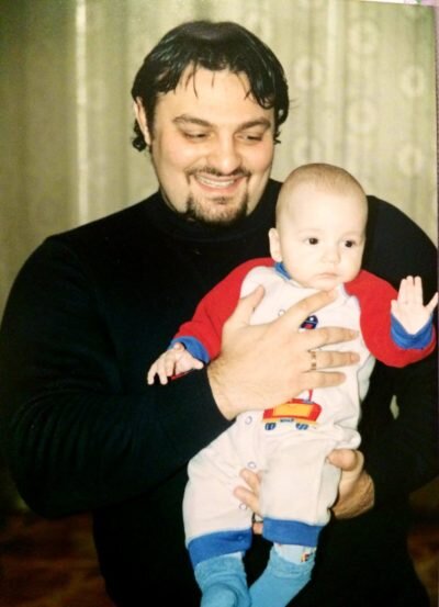  Муж Оксаны — профессиональный спортсмен, занимается греко-римской борьбой. Маленький Паша на первой встрече с родителями не испугался, сразу пошел на руки к папе.