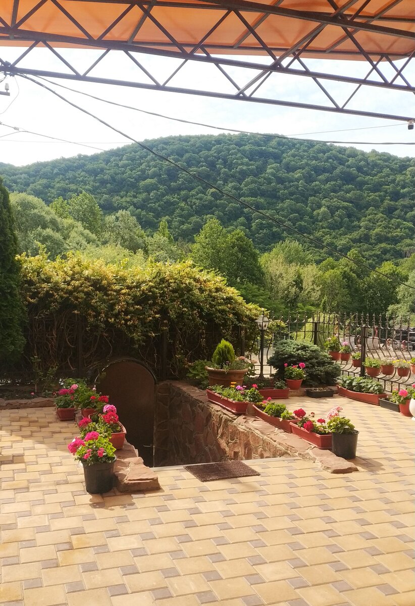 Вход во дворик гостевого дома