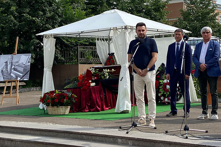 «Он был первым человеком, с кем я познакомился в Казани», — вспоминал вчера в разговоре с «БИЗНЕС Online» Эльмир Низамов. Дело было во внутреннем дворике главного здания Казанской консерватории. Здесь готовились к панихиде по Анатолию Луппову