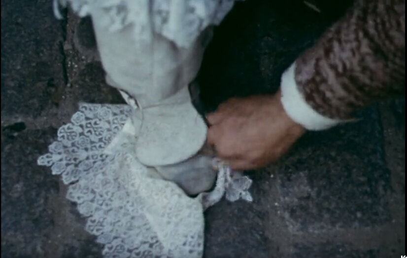 платочек с  вензелем  любимой  кадр из кинофильма Три мушкетёра