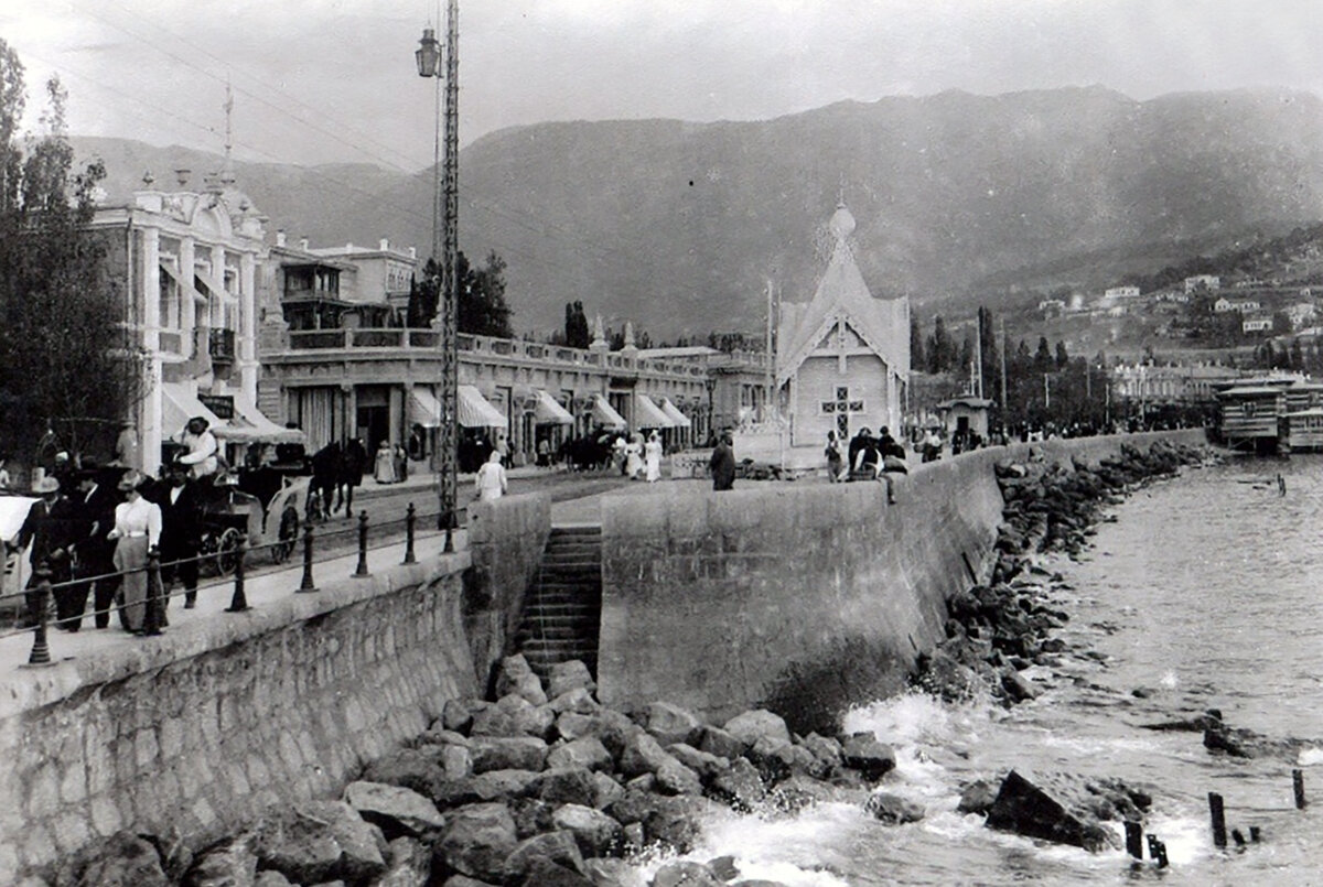 Ялта время. Набережная Ялты 1898. Ялта дореволюционная набережная. Старая Ялта набережная. Ялта в 20е годы 20 века.