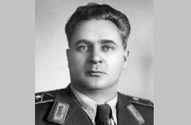 Лев Емельянович  Влодзимирский (1905 - 1953) - деятель советских спецслужб, один из активных участников сталинских репрессий, генерал-лейтенант (1945). Начальник Следственной части ГЭУ НКВД - Следственной части по особо важным делам НКГБ-МГБ-МВД СССР. Входил в ближайшее окружение Л.П. Берии. Арестован по делу Берии по обвинению в «измене Родине в форме шпионажа и заговоре с целью захвата власти» и др. 23 декабря 1953 г. приговорён Специальным судебным присутствием Верховного Суда СССР по ст. 58 УК РСФСР к высшей мере наказания - смертной казни и в тот же день расстрелян в 21 час 20 минут. Тело было кремировано в печи 1-го Московского крематория, прах захоронен в могиле невостребованных прахов №3 Донского крематория. Посмертно признан судом фальсификатором и нарушителем законности. Отличался крайней жестокостью при проведении допросов.  