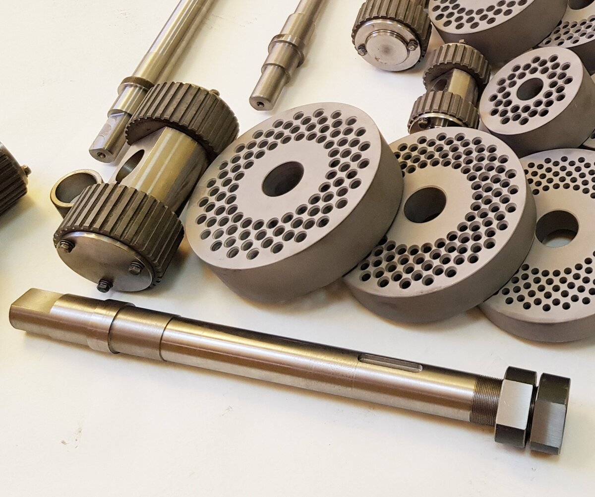 Матрицы и вальцы производства "Курского завода грануляторов".