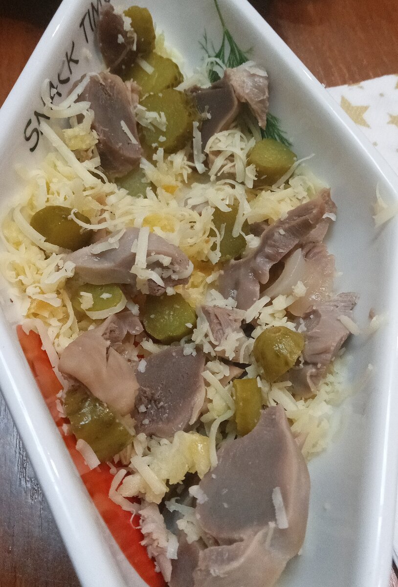 Такой рецепт я придумала в этот новый год. Подходит как закуска к мартини и любым крепким напиткам.                                                   Нам понадобиться куриные желудки , корнишоны покупные, сыр, чеснок 2-3 зубчика.                                                                  Куриные желудки тщательно промываем, обрезаем лишнее и варим на среднем огне 1 час. Сливаем воду и режем их на мелкие части. На тёрке трем сыр , любой на ваш вкус. Корнишоны тоже режем и добавляем к сыру и желудкам. Далее добавляем немного измельчённого чеснока. Все, готово! Приятного аппетита! 😋👌