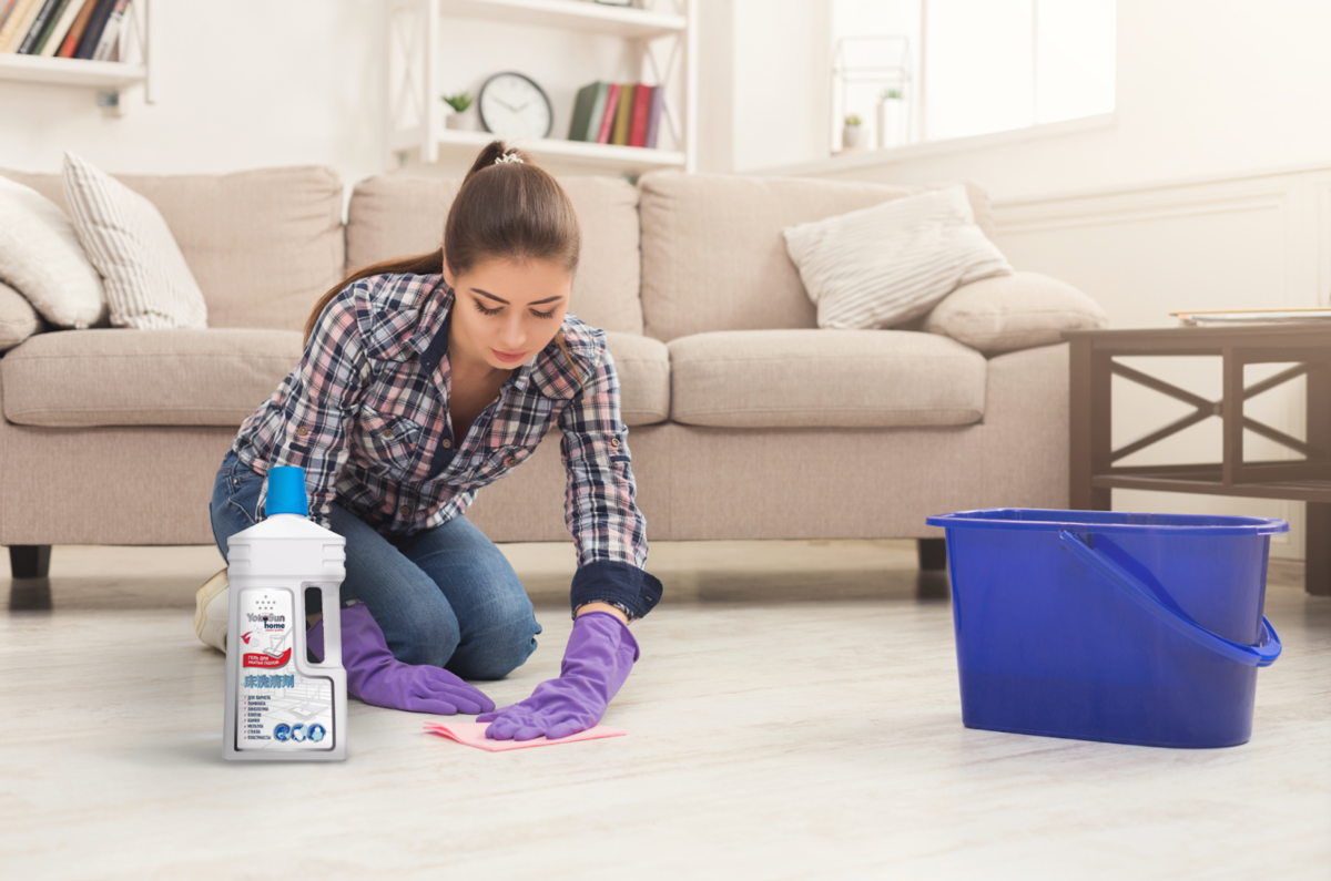 Чтобы легко убрать сильные загрязнения и застарелые пятна, например давно разлитый сладкий напиток, достаточно предварительно протереть их губкой с небольшим количеством геля YokoSun