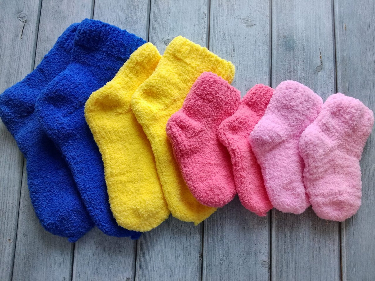 Одна пара взрослых и остальные детские.