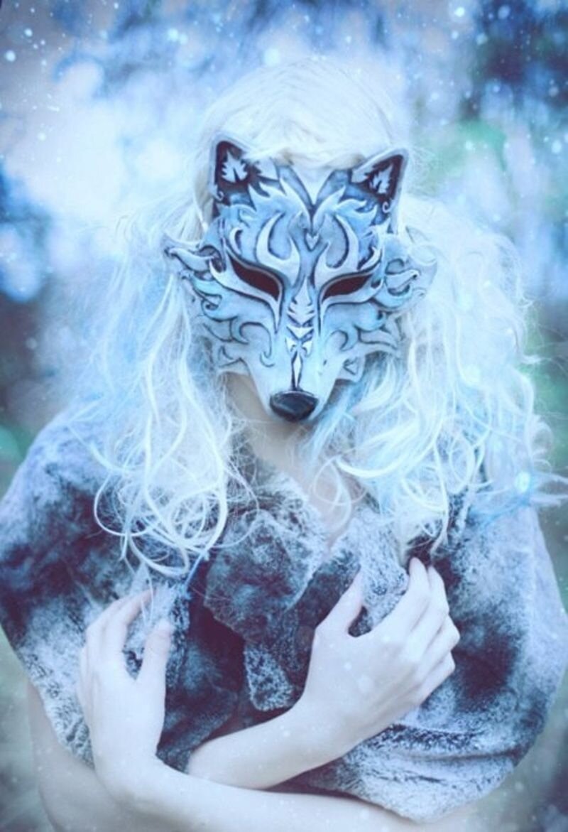 Японская маска кицунэ. Кицунэ демон лис маска. Мультяшные девушки. Кто был в маске лиса в аватаре. Кто был в маске лиса в аватаре.