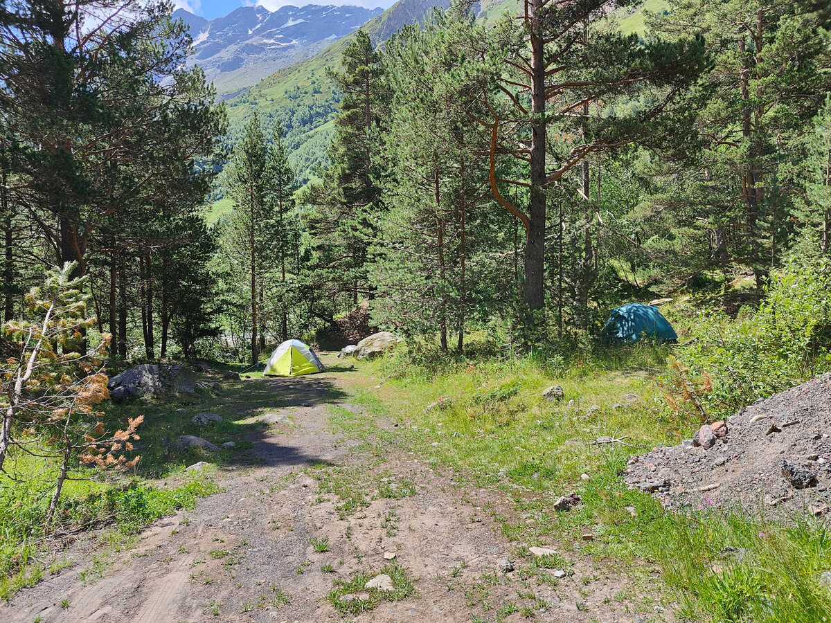 Можно остановиться и с палатками, в очень крутом месте