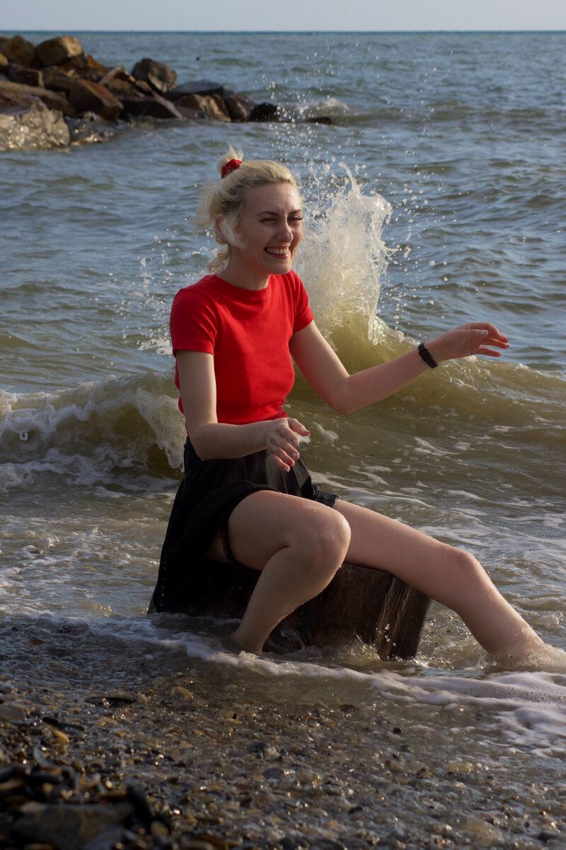 Счастливая Алёна на море)