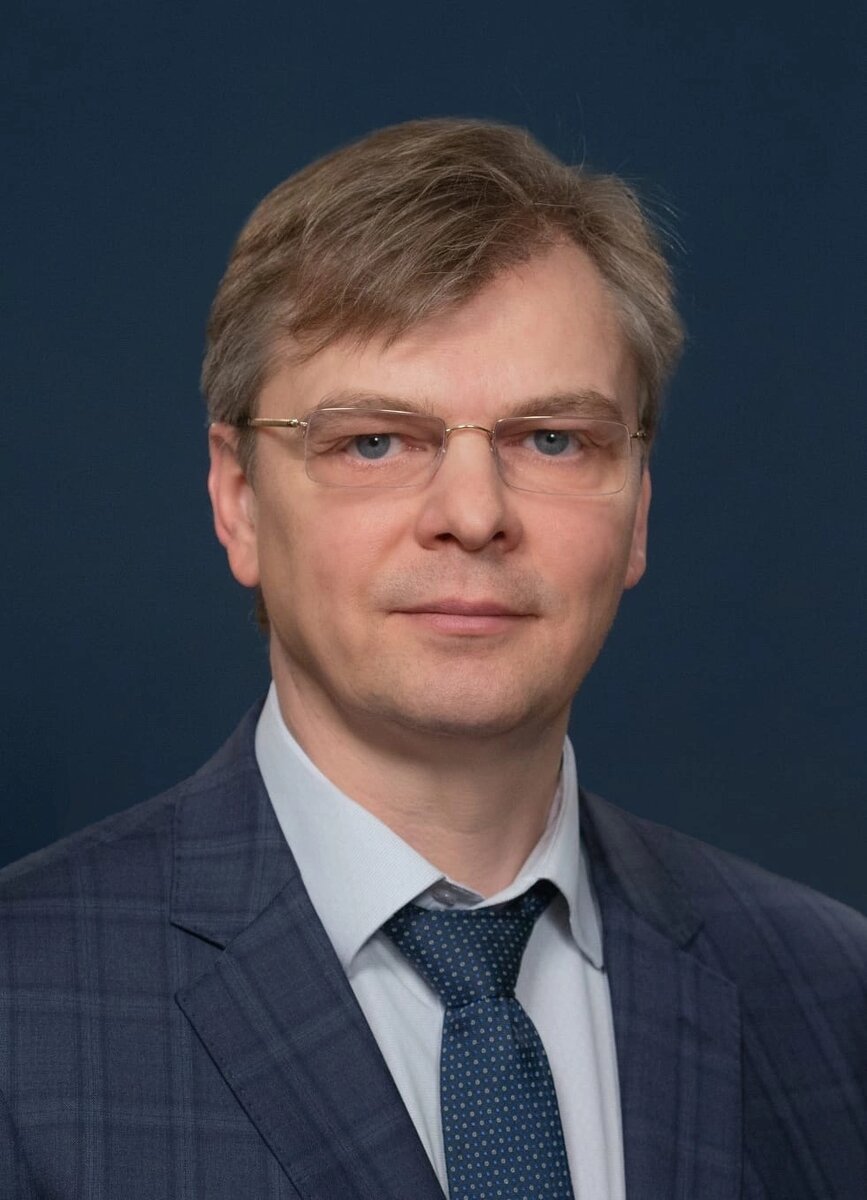 Андрей Александрович Панарин — директор Института международной экономики, лидерства и менеджмента, доктор экономических наук, доцент, профессор Российской академии образования, руководитель Аппарата Российского профессорского собрания. 