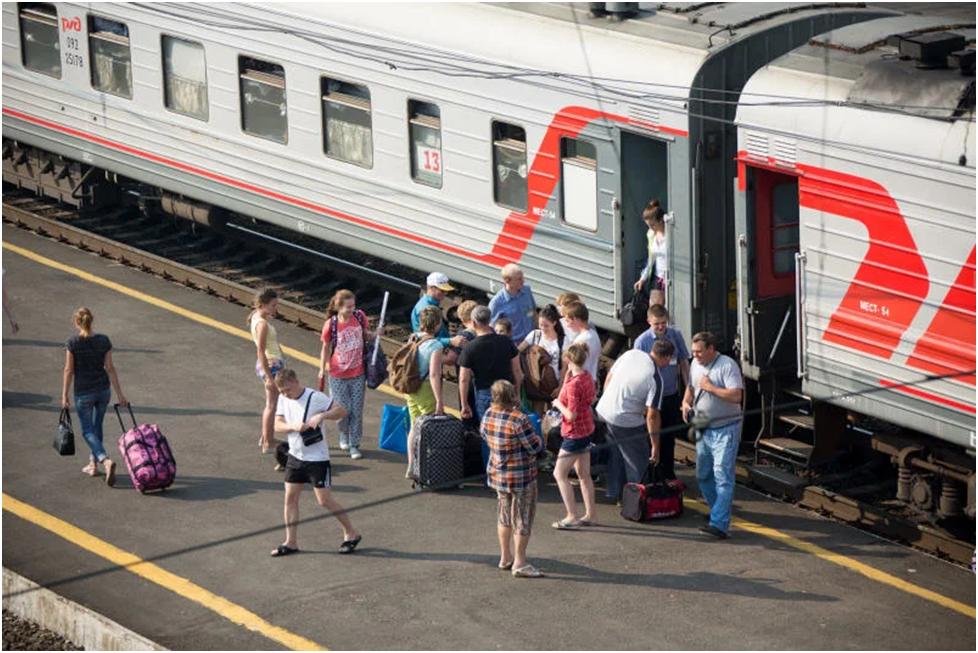 Посадка пассажиров в поезд. Пассажирский поезд с людьми. Пос адка пассажиров в агон. Пассажиры на станции.