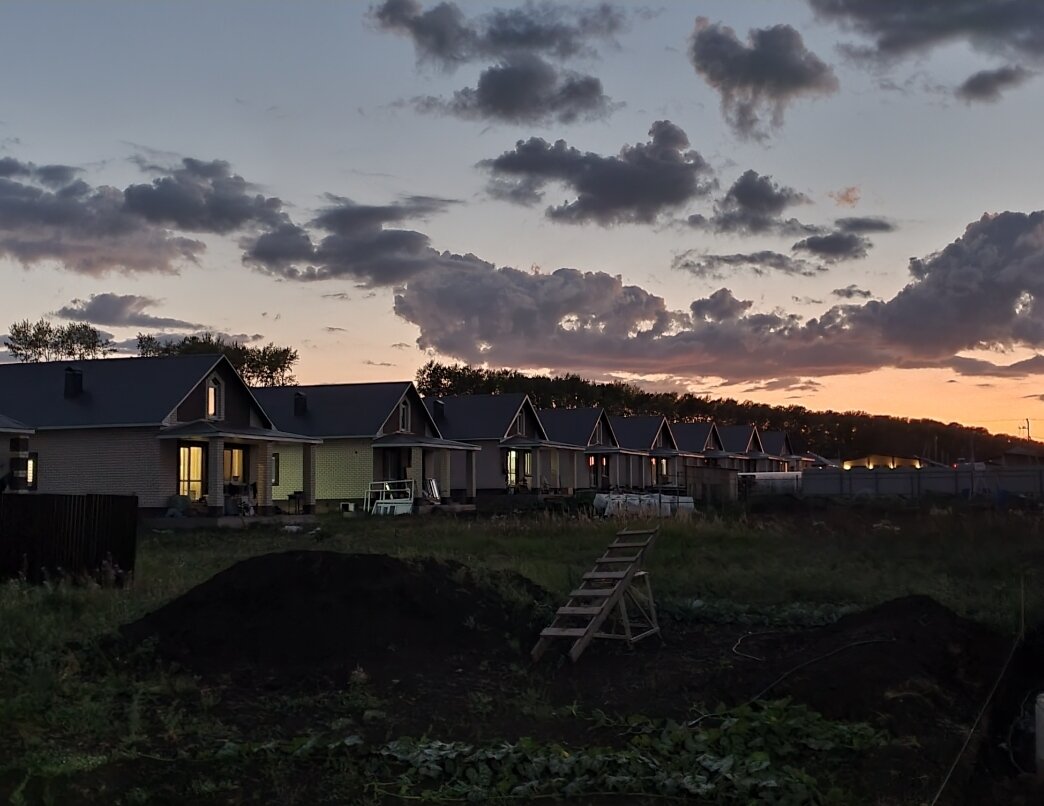 Кстати, закаты у нас тоже красивые, хотя в квартире на 23 этаже казалось, что больше нигде такого не увидим