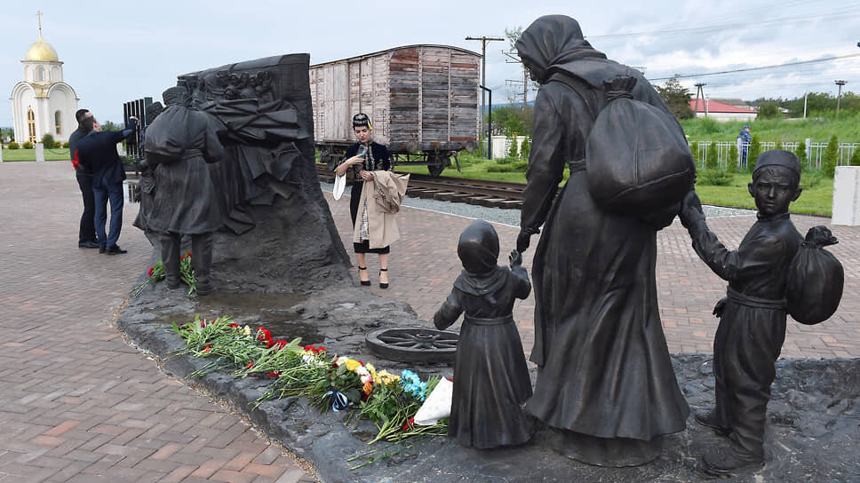 Фото: Виктор Коротаев / Коммерсантъ📷Представители репрессированных народов не только на Кавказе смотрят на историю репрессий иначе, чем авторы новых учебников