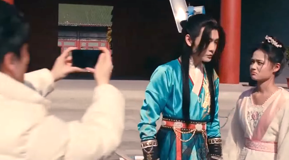 Обратите внимание на лицо девушки, желавшей внимания красавчика. "Папарацци" тоже влез в кадр. 