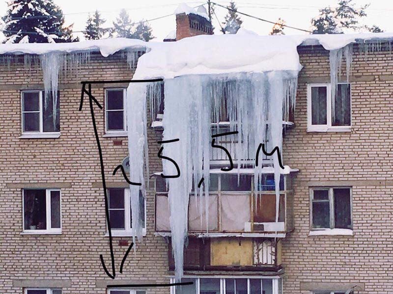   Фото сделано 25 марта. В тот же день ледяная глыба обрушилась Сообщество "Подслушано Менделеево" / vk.com/podslushano_v_gp_mendeleevo 