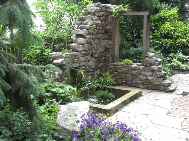 руины в саду из кирпичей. разрушить дом сад. заброшенная деревня в лесу. декоративные стенки в саду. развалины домов.