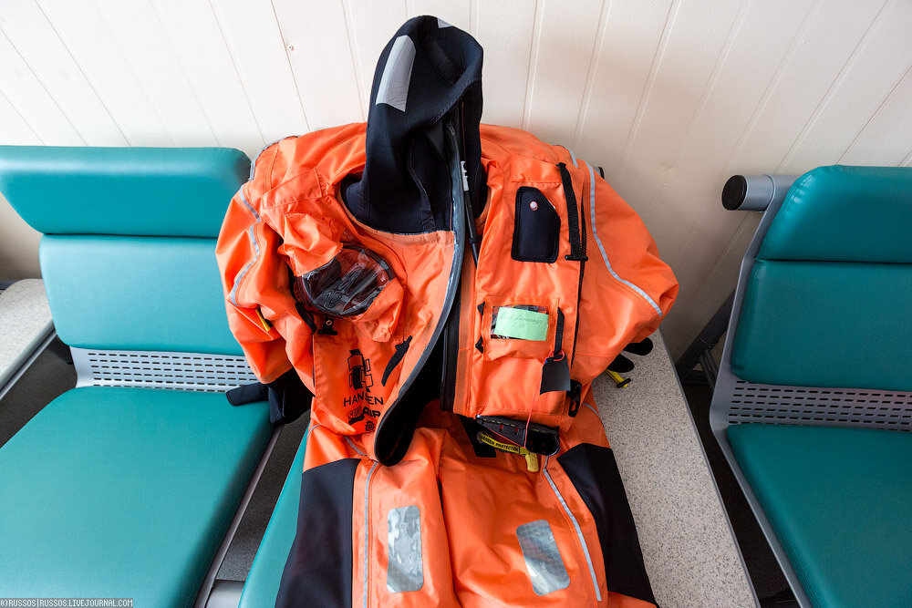 1. Сначала гидрокостюм. Нашу группу они уже ждут в зале ожидания.

