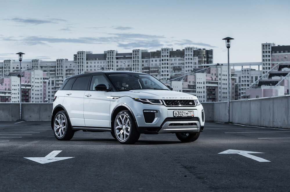   Цены  на Evoque стартуют с отметки в 2 673 000 руб. за кроссовер со  150-сильным дизельным двигателем в комплектации Pure. Версия SE,  подразумевающая выбор мотора, обойдётся минимум в 2 902 000 руб., SE  Dynamic – в 3 132 000 руб., а HSE –в 3 605 000 руб.  