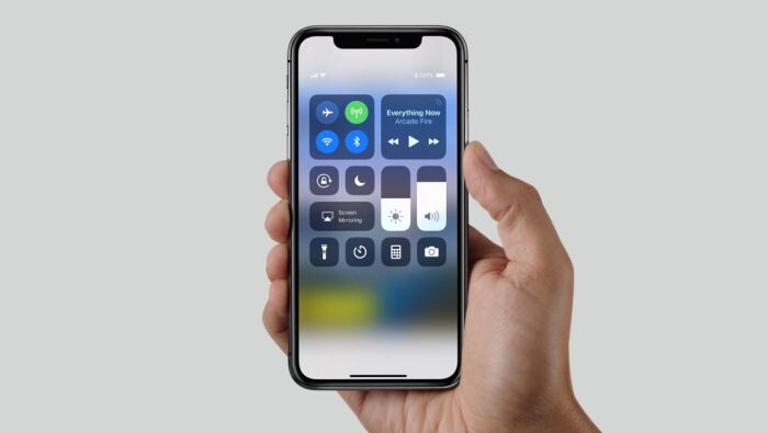 Просто потрясающий диcплей. В iPhone X компания Эппл впервые за долгие годы установила матрицу OLED, оставив для более дешевых смартфонов Retina дисплеи. Название они не особо поменяли: новый экран Айфон Икс получил простой и броский нейминг – Super Retina. Нужно напомнить вам его базовые характеристики: разрешение 2436×1125, диагональ 5,8 дюймов и 458 точек на дюйм. Экран немного отдаёт голубым оттенком, но это особенность OLED-матрицы. Многие считают экран лучшим на рынке и для этого есть все аргументы.