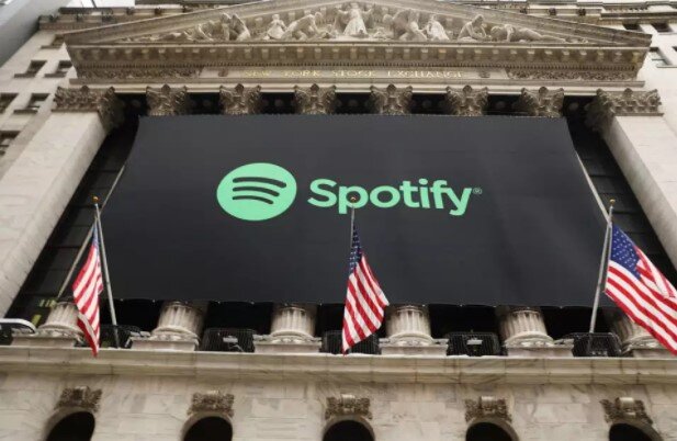 Сегодня вечером на Нью-Йоркской фондовой бирже (NYSE) появляется баннер Spotify, который начнет торговать акциями на NYSE 3 апреля 2018 года (Spencer Platt / Getty Images) 
