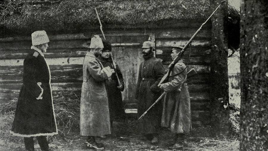 Русский офицер допрашивает немецкого солдата, начальный период Первой мировой войны. From Tumblr.
