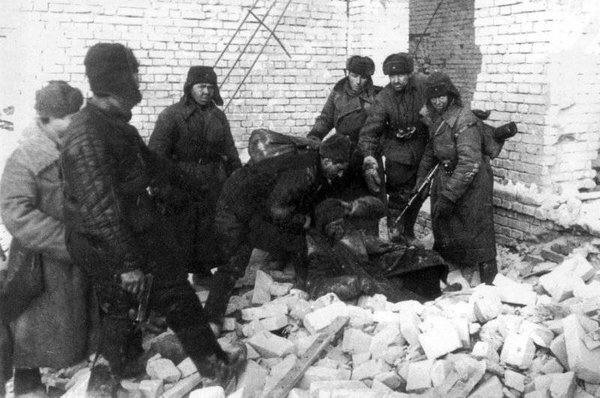 Красноармейцы берут в плен немецкого снайпера в разрушенном доме Сталинграда.