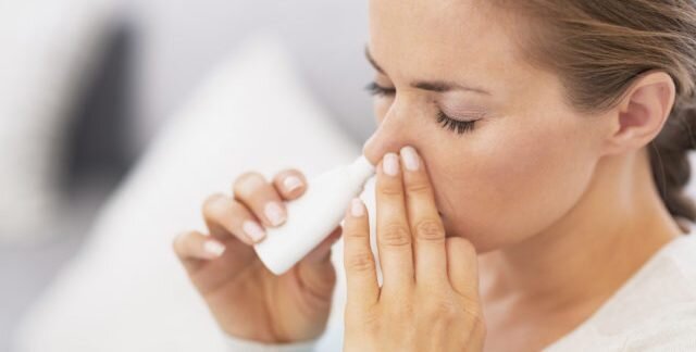 Синуфорте капли применяются для терапии заболеваний с воспалительными процессами придаточных пазух носовой полости. Лекарство изготавливается из растительных компонентов, при попадании на слизистую внутри полости носа провоцирует рефлекторное производство слизи. Так раствор действует мгновенно и потом на протяжении 30 – 60 минут. Точное время будет зависеть от индивидуальных особенностей организма.
 При гиперсекреции происходит увеличение объема воспалительного отделяемого. Впоследствии вязкость экссудата восстанавливается.
 Синус форте хорошо снимает отечность благодаря дегидратации слизистой. Действие медикамента комбинированное – не только купирование отека, но и увеличение просвета естественных соустий между полостью носа и придаточными пазухами, это облегчает выведение серозно-гнойного секрета в носоглотку.
 
 Итогом лечения становится физиологический дренаж синусов, нормализация их вентиляции. Также восстанавливается мукоциллиарный транспорт носа и пазух.
 После лечения препаратом Синус форме не происходит остаточных раздражений. Также лекарство не оказывает системного воздействия на организм.
 Фармакокинетические исследования медикамента не проводились, потому что результат терапии средством Синуфорте – совокупный благодаря воздействию всеми компонентами цикламена, а их не получится отследить посредством биоисследований и маркеров. Поэтому невозможно обнаружить метаболизм лекарственного вещества в плазме крови  и в тканях.