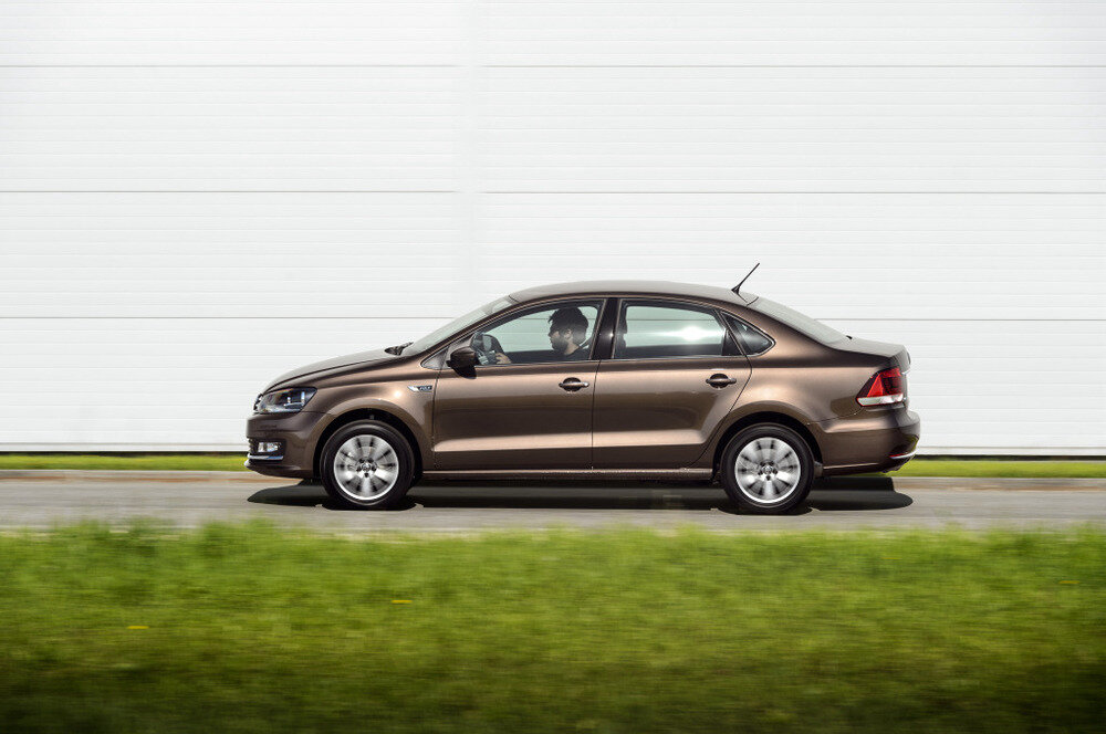   Если  обратиться на рынок подержанных машин, то можно выбрать один из  бестселлеров сегмента В: Hyundai Solaris, Kia Rio или Volkswagen Polo.  Мы бы рекомендовали Polo.  