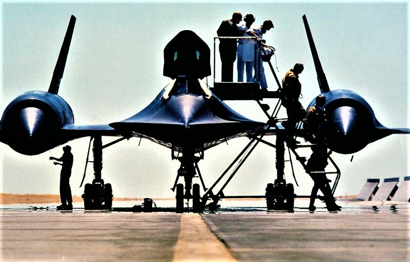Lockheed sr 71 blackbird характеристики. SR 71 Blackbird. Lockheed SR-71 Blackbird самолет. SR-71 черный Дрозд. Lockheed SR-71 Blackbird кабина.