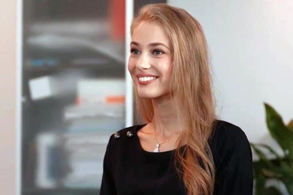 Как  сказала сама Татьяна в одном из интервью, родители ее отличались  строгостью, держали дочь в ежовых рукавицах. Отчасти это приучило не  бояться ничего в жизни и быть ответственной при выполнении любой работы.  
В детстве девчонка помимо учебы в среднеобразовательной успевала  посещать занятия и в музыкальной школе, по классу фортепиано. Кроме  того, пела в хоре, и даже одно время увлекалась спортом.