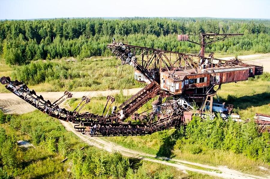 станки качалки для добычи нефти. старый заброшенный металл. заброшенный завод нижний тагил. ломовский рудник кировград. ржавый рудник.