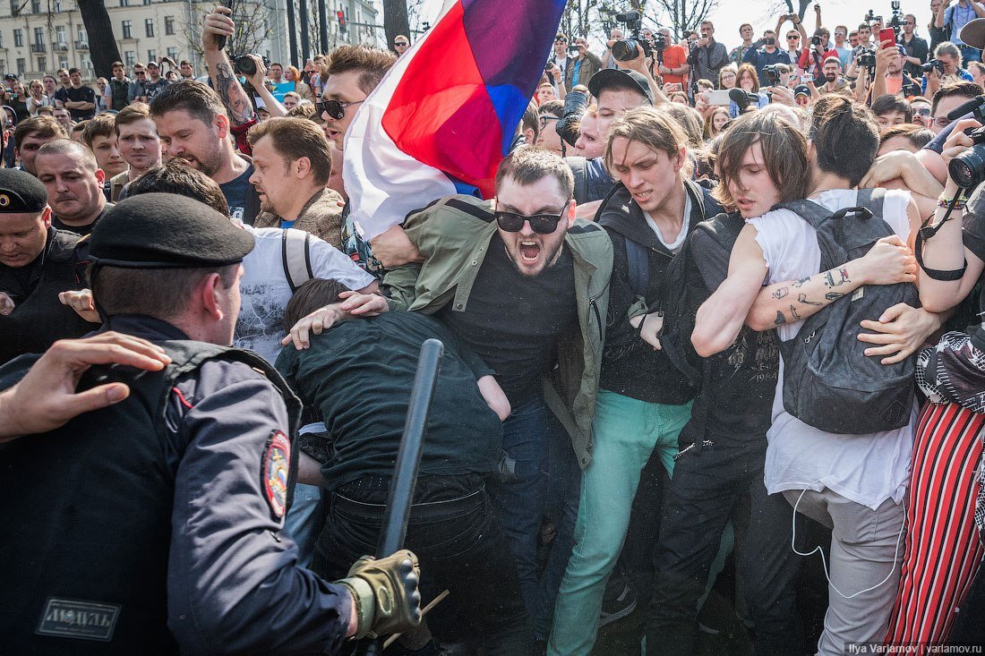 Навальнисты. Протесты в Москве. Митинги в России. Россияне на митинге. Митинг оппозиции в Москве.