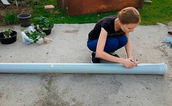 Для начала размечаем трубу. Отверстия нужно делать в 30 см друг от друга в шахматном порядке. Разметку я делала с двух сторон, но старалась одну часть трубы оставить цельной. Сделала это я для того, чтобы на эту сторону положить трубу для утепления, когда наступят заморозки.  Для того чтобы сделать разметку в шахматном порядке, с одной стороны, с нижней части, отступаем 30 см, а с другой стороны – 45 см.