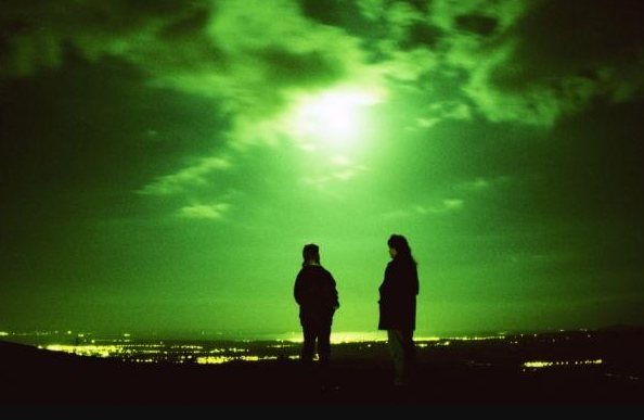 Наблюдатели, глядящие на долину Форт в центральной Шотландии, где, как говорят, часто бывают необъяснимые появления НЛО.