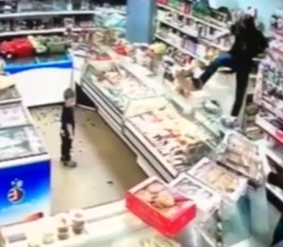 Женщина в припадке агрессии. Ребенок в растерянности.