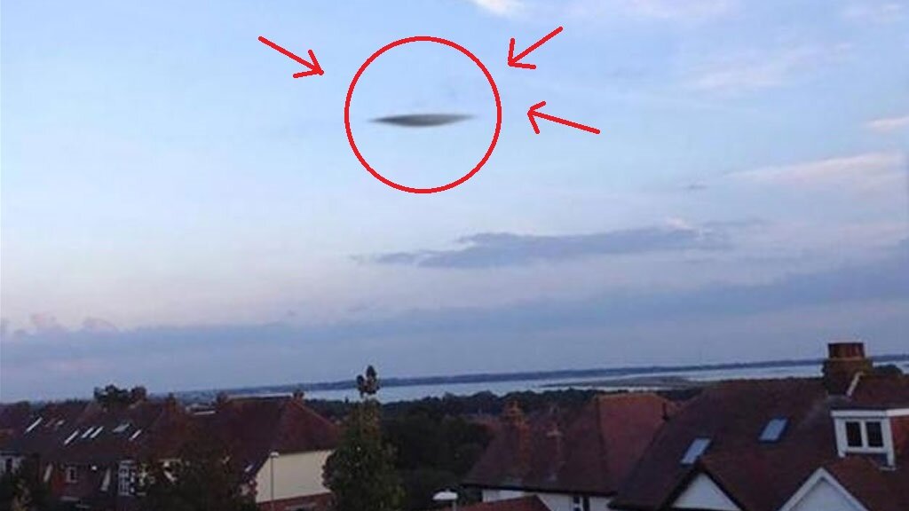 Жители британского города Портсмут заметили и даже успели сфотографировать НЛО, который завис в небе над городом и сканировал дома.