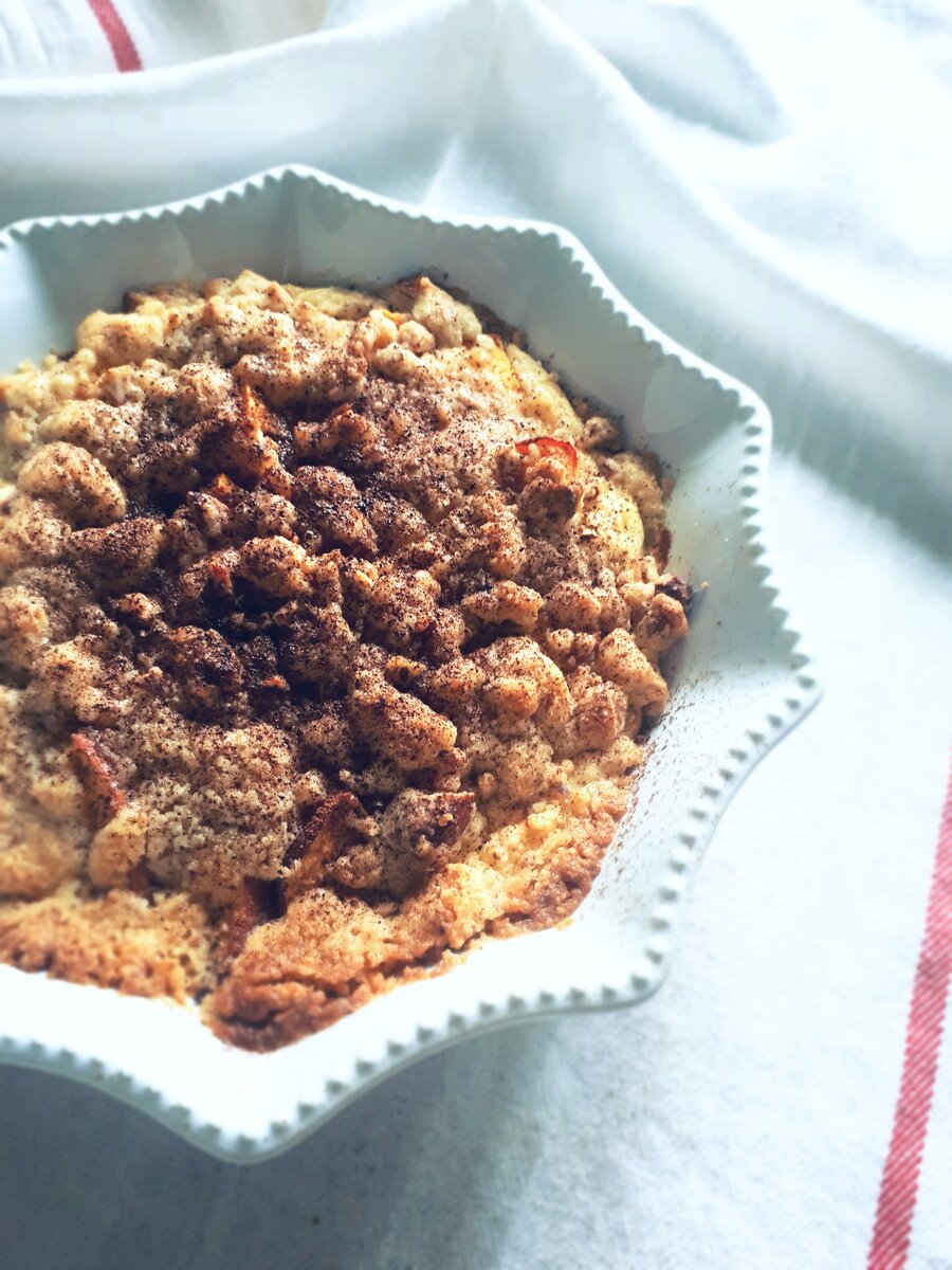 Творог заменяем нежной рикоттой, а для необычной текстуры посыпаем штрейзелем.